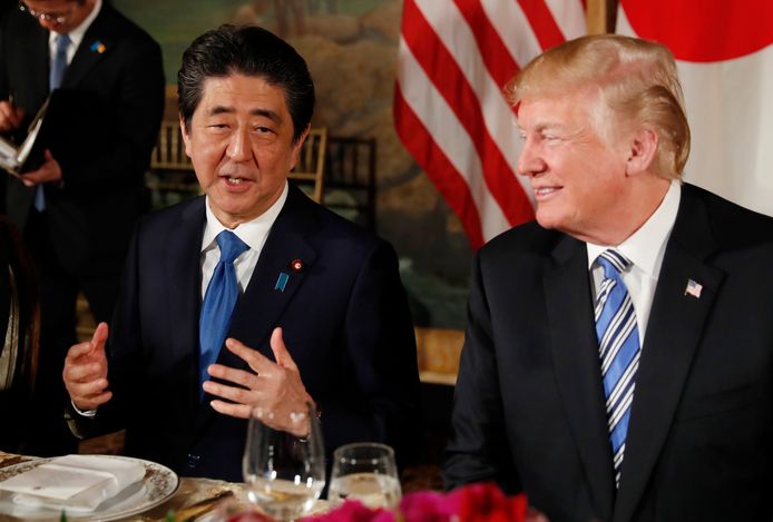 De Amerikaanse president Donald Trump samen met de Japanse premier Shinzo Abe in zijn resort in Mar-a-Lago in Florida.