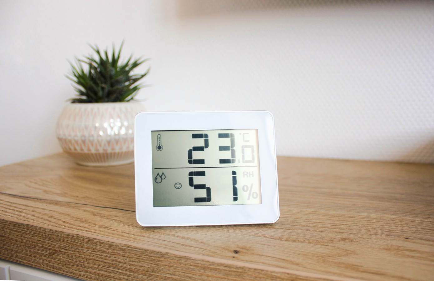 Een thermometer met een hygrometer, die de luchtvochtigheid in huis meet.