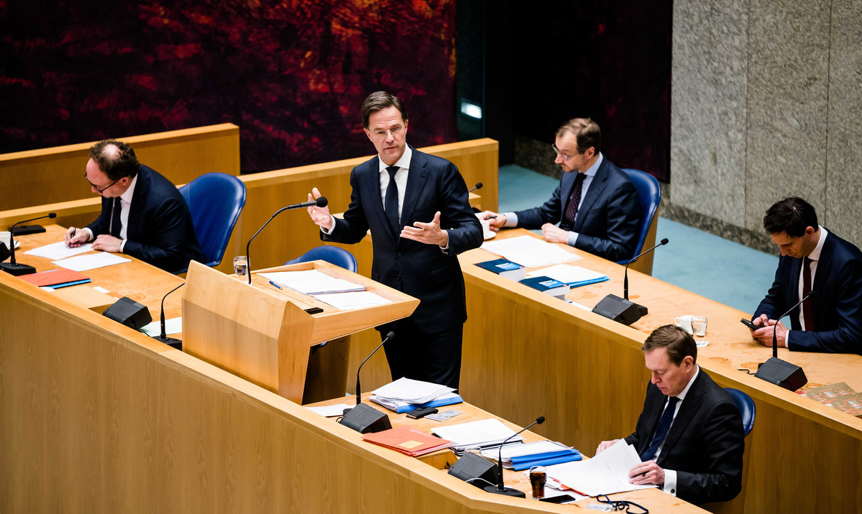 Premier Mark Rutte en minister Bruno Bruins van medische zorg (rechtsonder) tijdens het coronadebat in de Tweede Kamer. Bruins zou dat debat flauwvallen. Beeld ANP