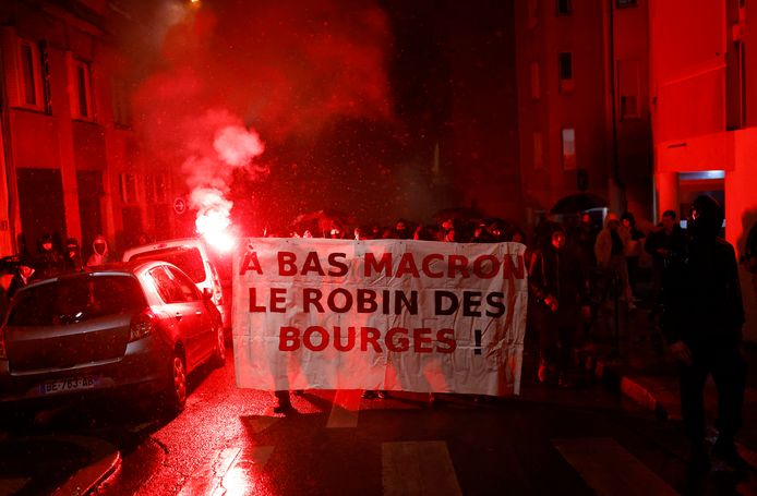 “Weg met Mabron, de Robin Hood van de bourgeoisie”, zo scanderen de demonstranten in Lyon.