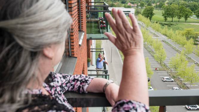 In deze Enschedese flat wonen overal mensen, maar waarom is er dan toch eenzaamheid?