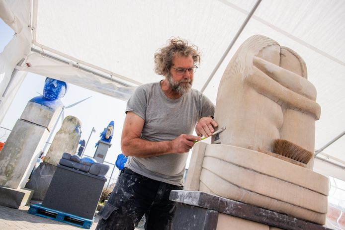 Luc Ingels restaureert een werk van de Vlaamse kunstenaar Nand Huyghe.