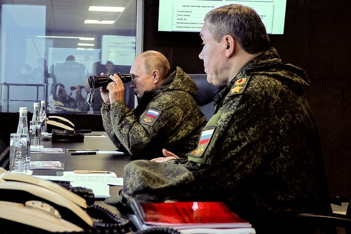 Gerasimov and Putin in an archive photo.