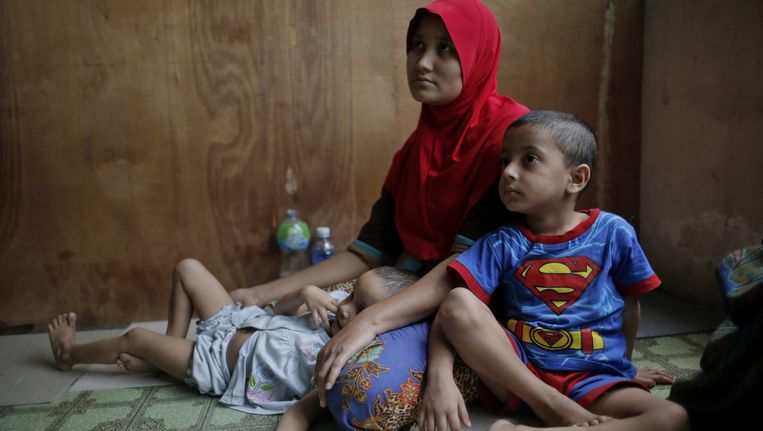 Een moeder met twee kinderen, gevlucht uit Birma en nu in Kuala Lumpur. Beeld epa