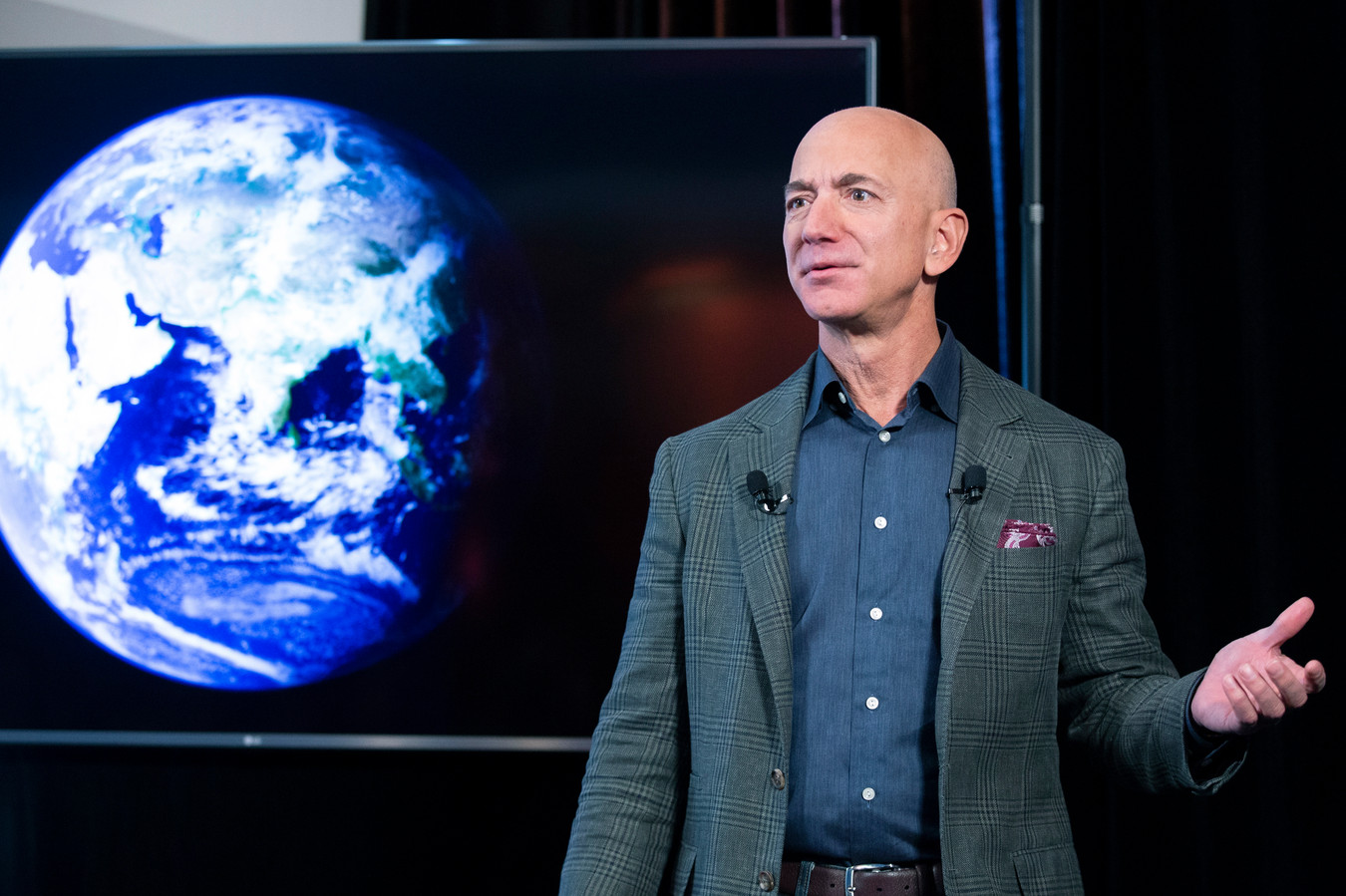 Oprichter Jeff Bezos van internetbedrijf Amazon trekt 10 miljard dollar uit om de effecten van klimaatverandering tegen te gaan.