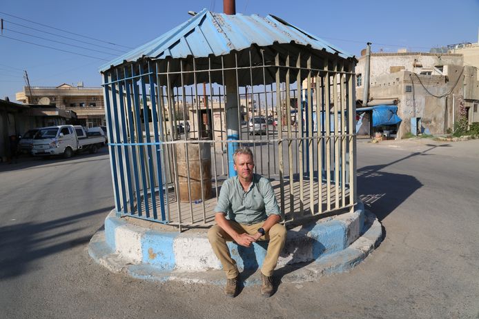 Harald Doornbos voor een kooi in Raqqa, waarin inwoners tijdens de bezetting door IS in het openbaar werden vernederd.