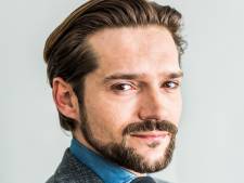 Diemense wethouder spuugt agent in gezicht na aanhouding voor stadhuis Amsterdam