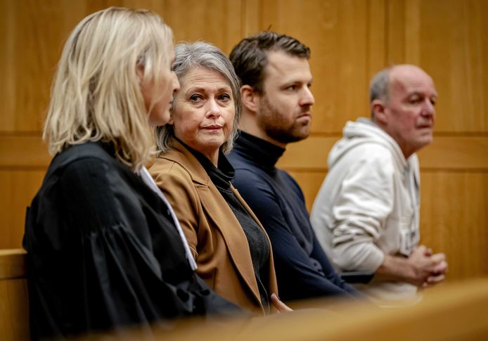 De ouders van Nicky Verstappen (tweede van links en uiterst rechts), met tussenin Royce de Vries. De zoon van de vermoorde Peter R. de Vries staat in deze zaak de familie bij.