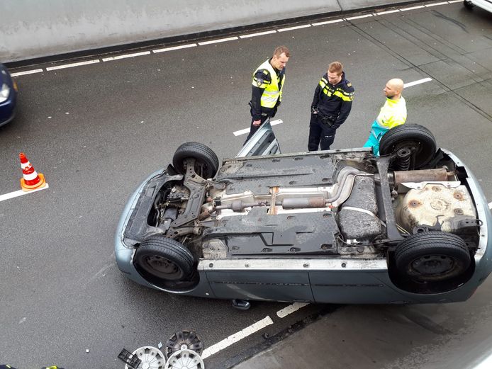 Deze auto belandde dinsdag op zijn kop in de Willemstunnel.
