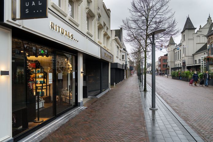 Het jaar eindigde zoals het begon. Op zaterdag 18 december werd wéér een lockdown afgekondigd die tien uur later al in zou gaan.  Het zorgde voor nieuwe kopzorgen bij ondernemers en een troosteloze aanblik van de winkelstraat in Waalwijk.