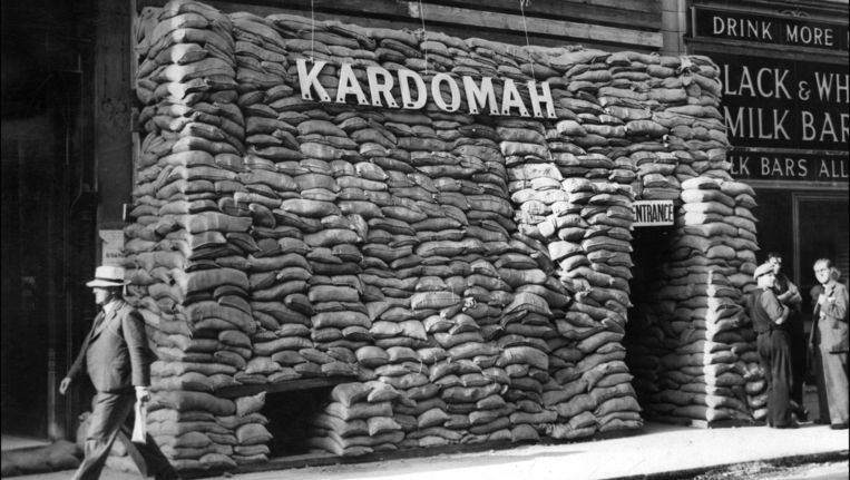 Een ingepakte pub in Londen tijdens de Tweede Wereldoorlog Beeld afp