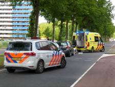 Man op fiets geschept door auto in Enschede, met spoed naar ziekenhuis