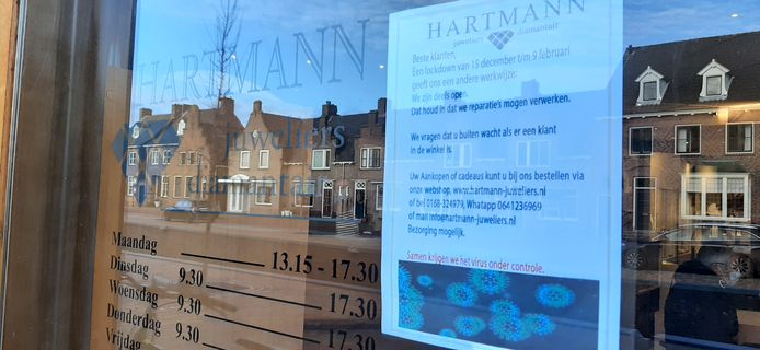 Juwelier Dick Hartmann in Zevenbergen, in lockdown, maar wel open voor reparaties en verkoop via de telefoon of website.