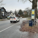Deze bushalte aan de Zwolseweg in Apeldoorn wordt niet verplaatst, onderzocht wordt hoe de halte verbeterd kan worden.