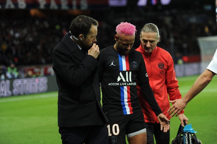 Neymar kreeg tijdens de thuiswedstrijd tegen Montpellier (5-0) een stevige por in de ribben.