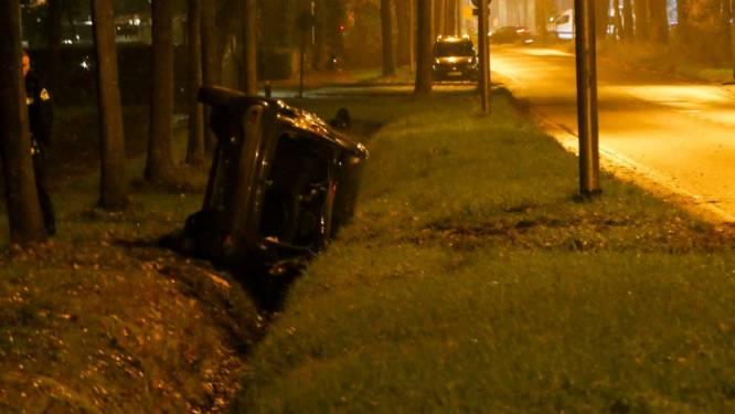 Auto slaat over de kop in Enschede, bestuurder komt met de schrik vrij