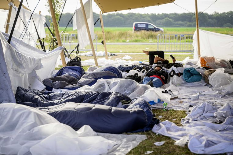Slaapplekken voor asielzoekers die, vanwege het overvolle aanmeldcentrum in Ter Apel, buiten de hekken moeten verblijven. Beeld ANP