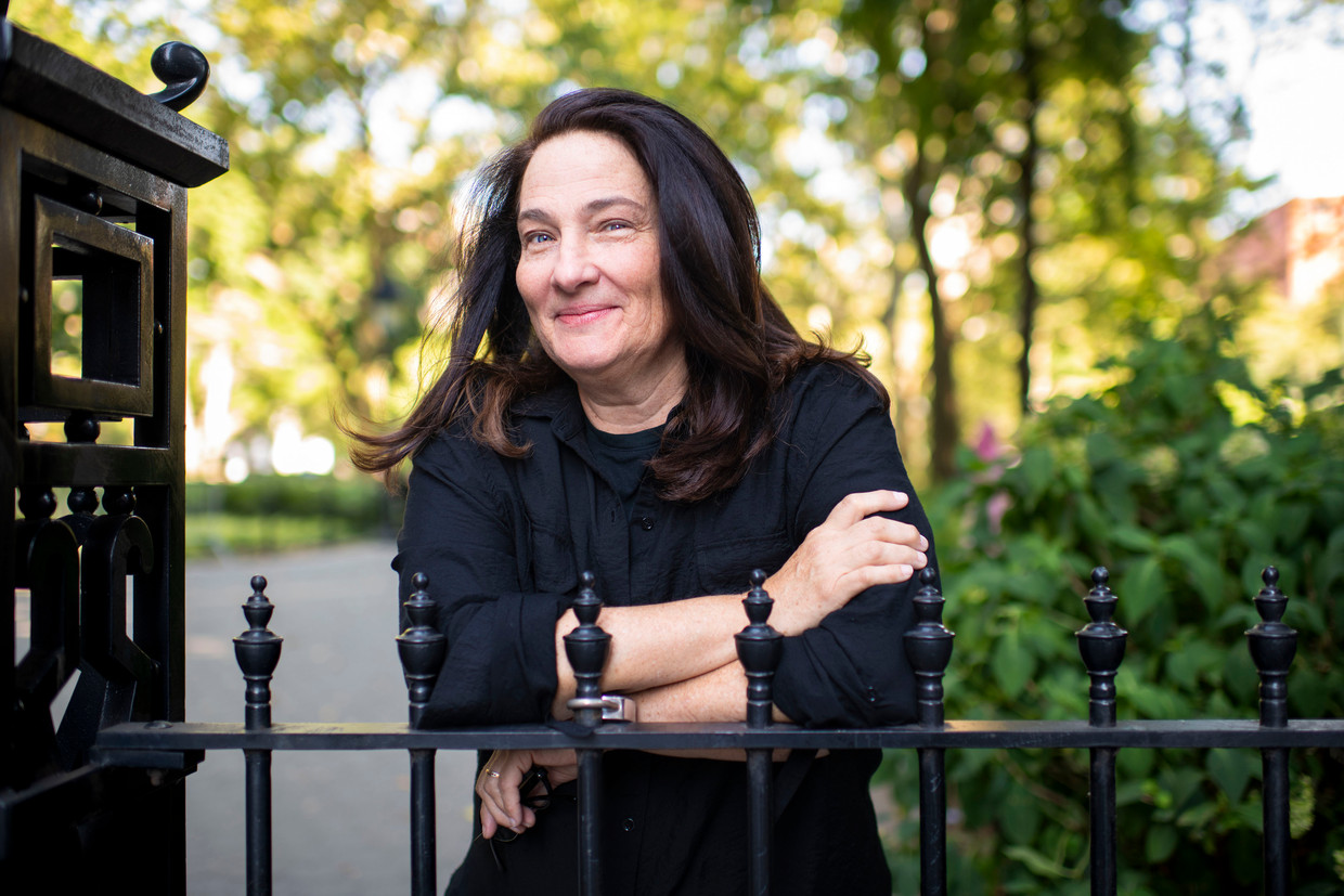 A.M. Homes in haar thuisbasis New York. ‘We leren jongeren niet praten, problemen oplossen en anderen tolereren. Dan krijg je een land waar mensen elkaar neerschieten als ze het oneens zijn.’ Beeld Ali Smith / Guardian / eyevine
