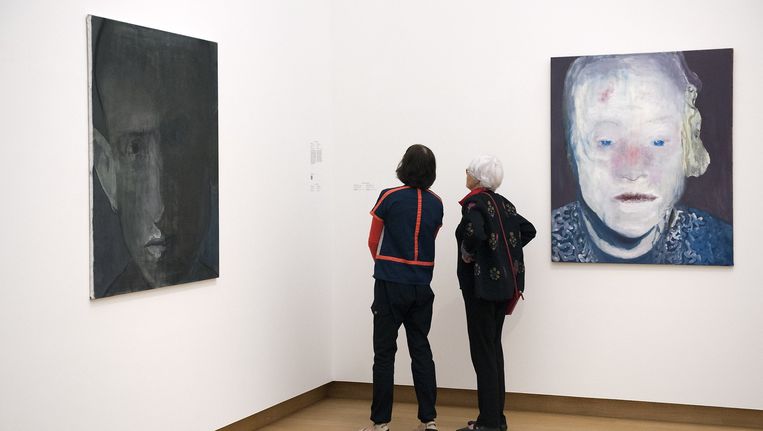 5 september Amsterdam, 2014. bezoekers lezen bijschriften tekst bij de schilderijen tijdens de press preview van de overzicht tentoonstelling van Marlene Dumas in het Stedelijk Museum. Beeld HH