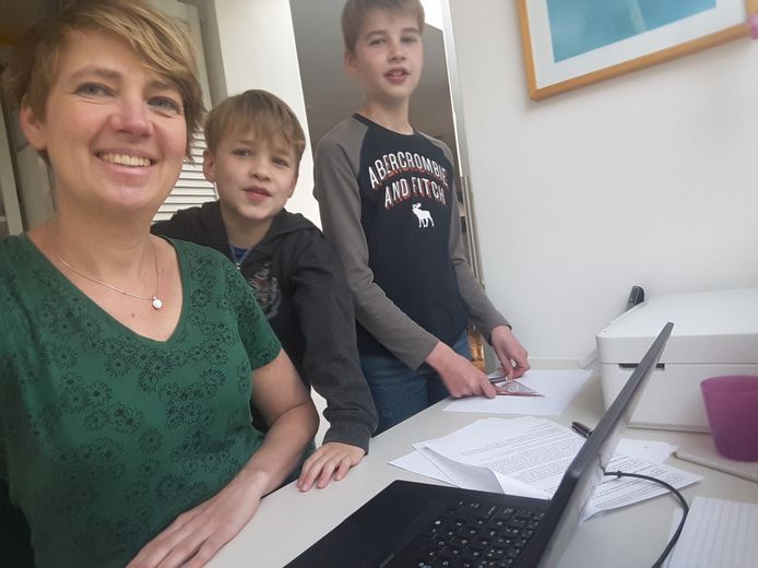 Verslaggeefster Lieke Mulder werkt ook vanuit huis. Tussendoor helpt ze haar twee zoons met schoolwerk.