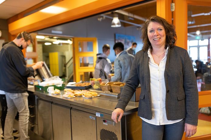 De broodjes die tijdens de kookles zijn gemaakt, vinden tijdens de pauze gretig aftrek op de MET praktijkschool in Waalwijk. Rechts Lian van Erp, sinds 1 februari de nieuwe directeur van de school.