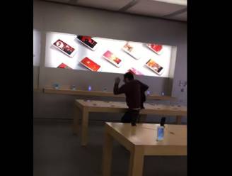 Apple-hater molt iPhones met jeu-de-boulesbal
