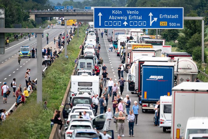 File in Duitsland met een reddingsstrook voor hulpverleners.