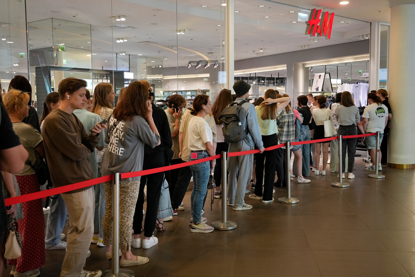 Na Ikea, Zara en Nike vertrekt ook H&M uit het land, wat voor lange rijen shoppers zorgt.