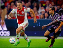 Lucas Ocampos (l) in actie tegen Go Ahead Eagles.
