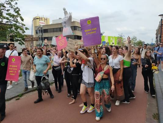De demonstranten lopen in een grote stoet door Nijmegen.