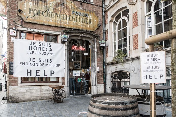 Een café in Brussel schreeuwt om hulp.