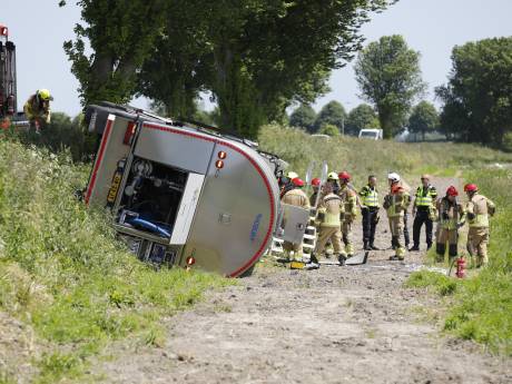 Melkwagen kantelt en valt van dijk in Hoeven, chauffeur door brandweer uit wagen gehaald