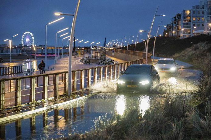 Een onder water gelopen weg in Scheveningen door hevige regenval tijdens storm Louis.