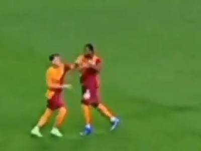 Un joueur de Galatasaray assène un coup de tête à un partenaire avant d’être expulsé par le VAR