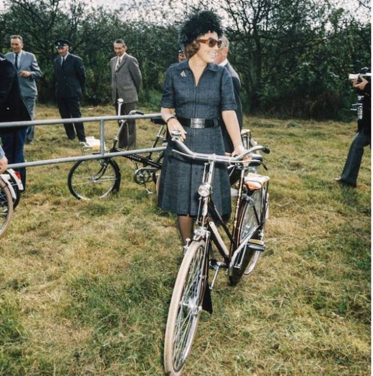 20 september 1973.  Prinses Beatrix en prins Claus zijn op werkbezoek in de provincie Drenthe. Dat zij zich in dé fietsprovincie van Nederland per fiets verplaatsen, is uit propaganda-oogpunt een goede zet. Beeld Nationaal Fotopersbureau