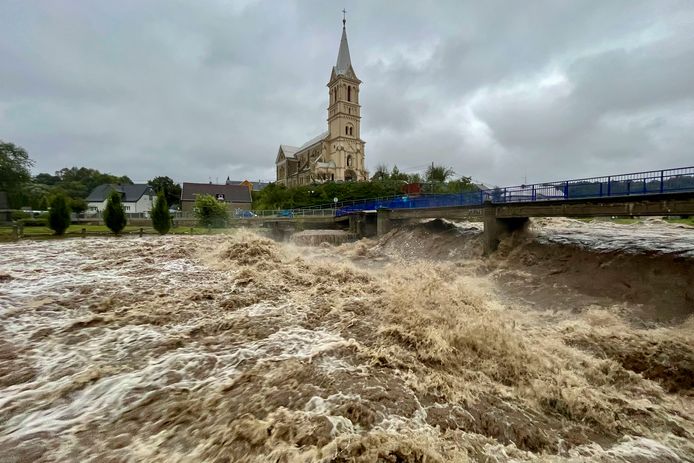 In Tsjechië dreigt de rivier de Bela te overstromen.