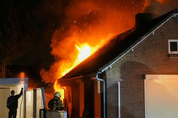 De oorzaak van de woningbrand in Berghem is nog niet bekend.