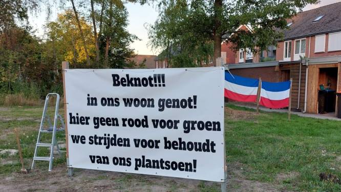 Verbijstering aan het Stroink in Enschede: boa’s halen spandoeken weg