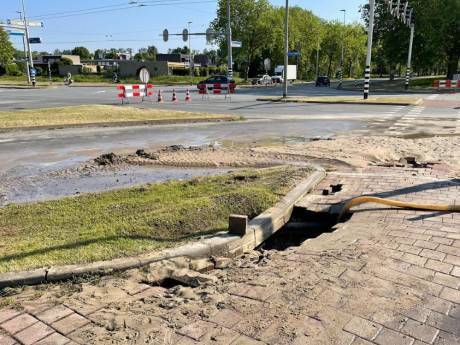 Waterleiding gesprongen: stoep verzakt, weg afgesloten 