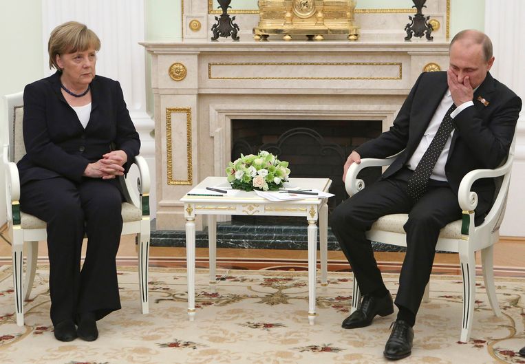 Merkel en ­Poetin (2015): de relatie tussen beiden is koel, net als die tussen Europa en ­Rusland.
 Beeld AP