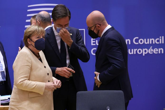 Premier Mark Rutte (midden) heeft op de Europese top in Brussel een onderonsje met de Duitse bondskanselier Angela Merkel (links) en de voorzitter van de Europese Raad Charles Michel.