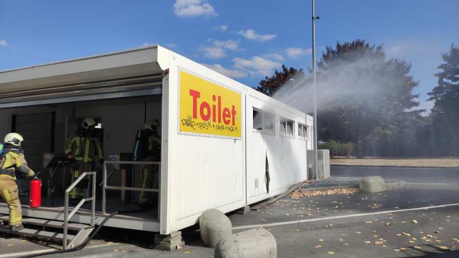 Vuilnisbak vat vuur in toiletten aan tankstation Shell op E17