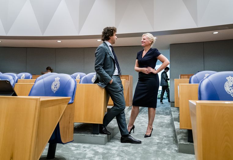 Attje Kuiken (r) en Jesse Klaver. ‘Wij voegen de krachten samen. We weten niet of dat het beste is voor de PvdA of het beste is voor GroenLinks, maar dit is wel het beste voor Nederland.' Beeld Bart Maat/ANP