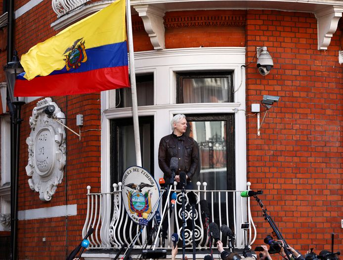 WikiLeaks-oprichter Julian Assange spreekt tot de media vanaf het balkon van de Ecuadoriaanse ambassade in Londen, waar hij al ruim zes jaar in ballingschap zit.