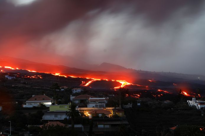 Lava rond huizen in Tajuya. Beeld van vandaag.