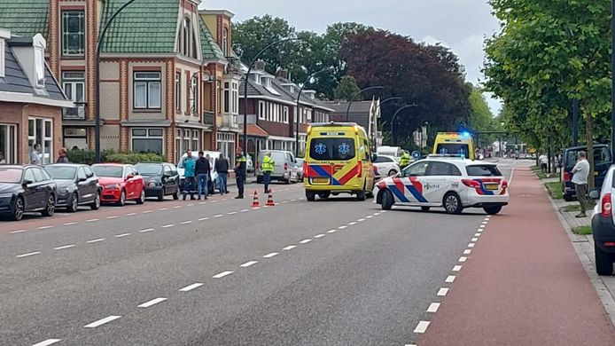 Op de Hengelosestraat in Enschede zijn een auto en een fietser zaterdag aan het begin van de avond met elkaar in botsing geraakt.