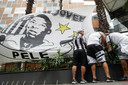 Santos-fans steunen Pelé bij het Albert Einstein-ziekenhuis in São Paulo.