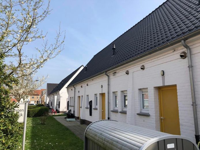 De twintig woningen zijn allemaal mooi gerenoveerd en behoren tot het patrimonium van het Woon- en Zorgbedrijf Wervik.