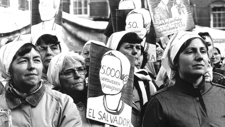 Vrouwen die bij het Haagse Binnenhof hun solidariteit betuigden met de Dwaze Moeders in Argentinie. Beeld ANP
