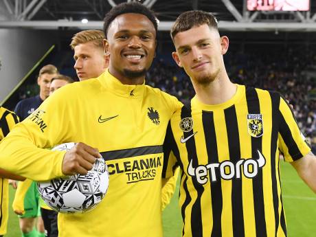 Vitesse wint dankzij late goal Openda van AZ, maar strijd om Europees ticket nog niet beslist